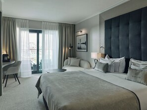 Kamar Standar, 1 Tempat Tidur King, pemandangan kota | 1 kamar tidur, minibar, brankas, dan meja kerja