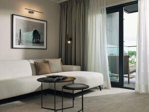 Kamar Junior, 1 Tempat Tidur King, pemandangan danau | 1 kamar tidur, minibar, brankas, dan meja kerja