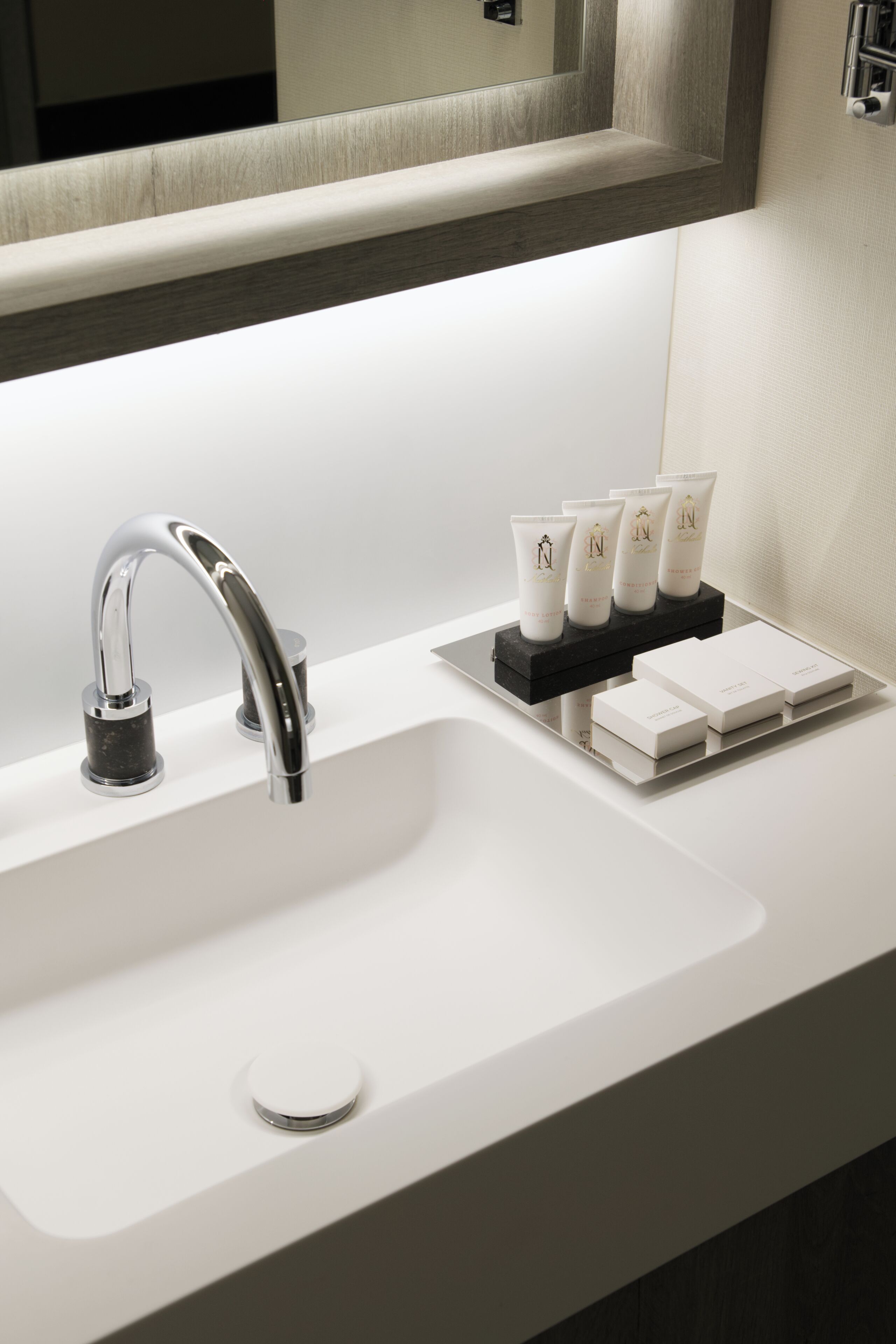 standard room, 1 king bed | bathroom | separate bathtub and shower, free toiletries, hair dryer, bathrobes