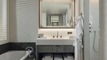 Standard Room, 1 King Bed, City View | Bathroom