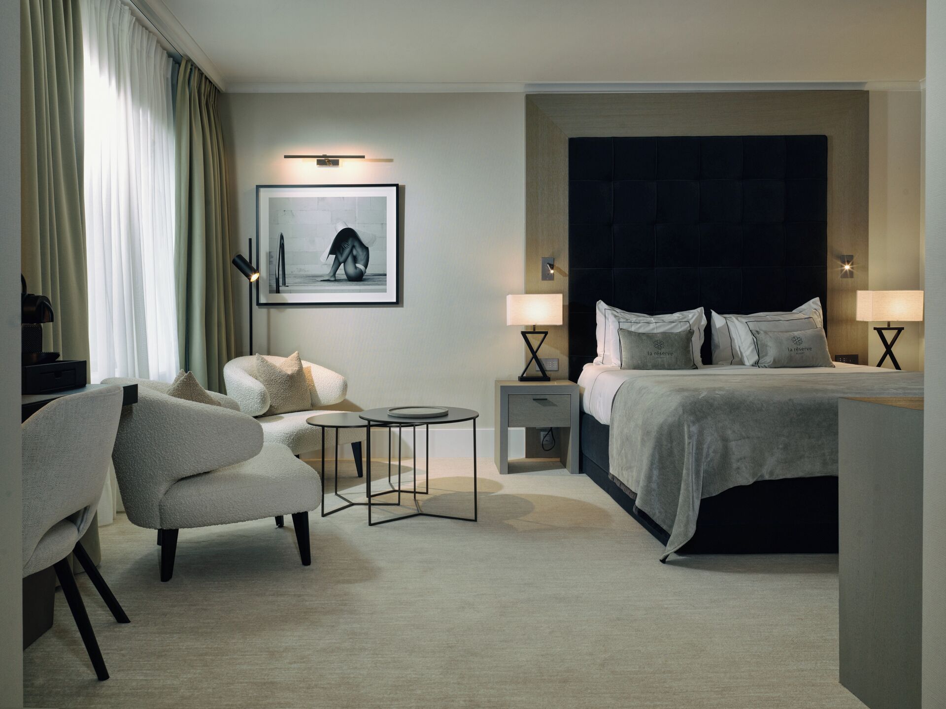 Standard Room, 1 King Bed, Courtyard View | Minibar, in-room safe, desk, cribs/infant beds