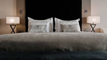 Standard Room, 1 King Bed | Living area | Flat-screen TV