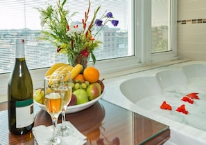 Honeymoon kamer | Badkamer | Een douche, gratis toiletartikelen, een haardroger, pantoffels