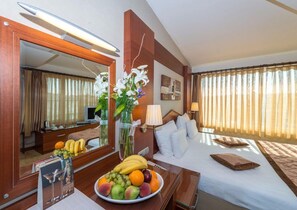 Standaard kamer | Een minibar, een kluis op de kamer, een bureau, een laptopwerkplek