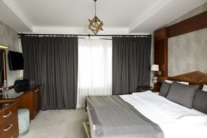Minibar, in-room safe, desk, laptop workspace - Vatan Asur Otel (Istanbul)