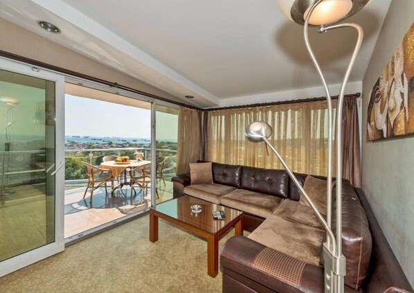 Honeymoon Room | Minibar, in-room safe, desk, laptop workspace - Vatan Asur Otel (Istanbul)