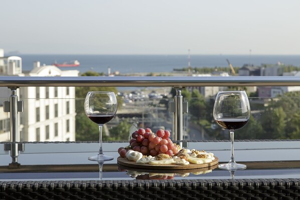 Een minibar, een kluis op de kamer, een bureau, een laptopwerkplek
