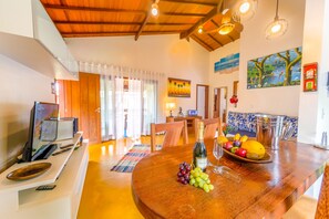 Apartament Deluxe, 2 dormitoris, cuina, vistes parcials al mar | Zona de menjador de l'habitació