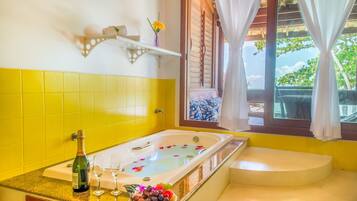 Jetted bathtub