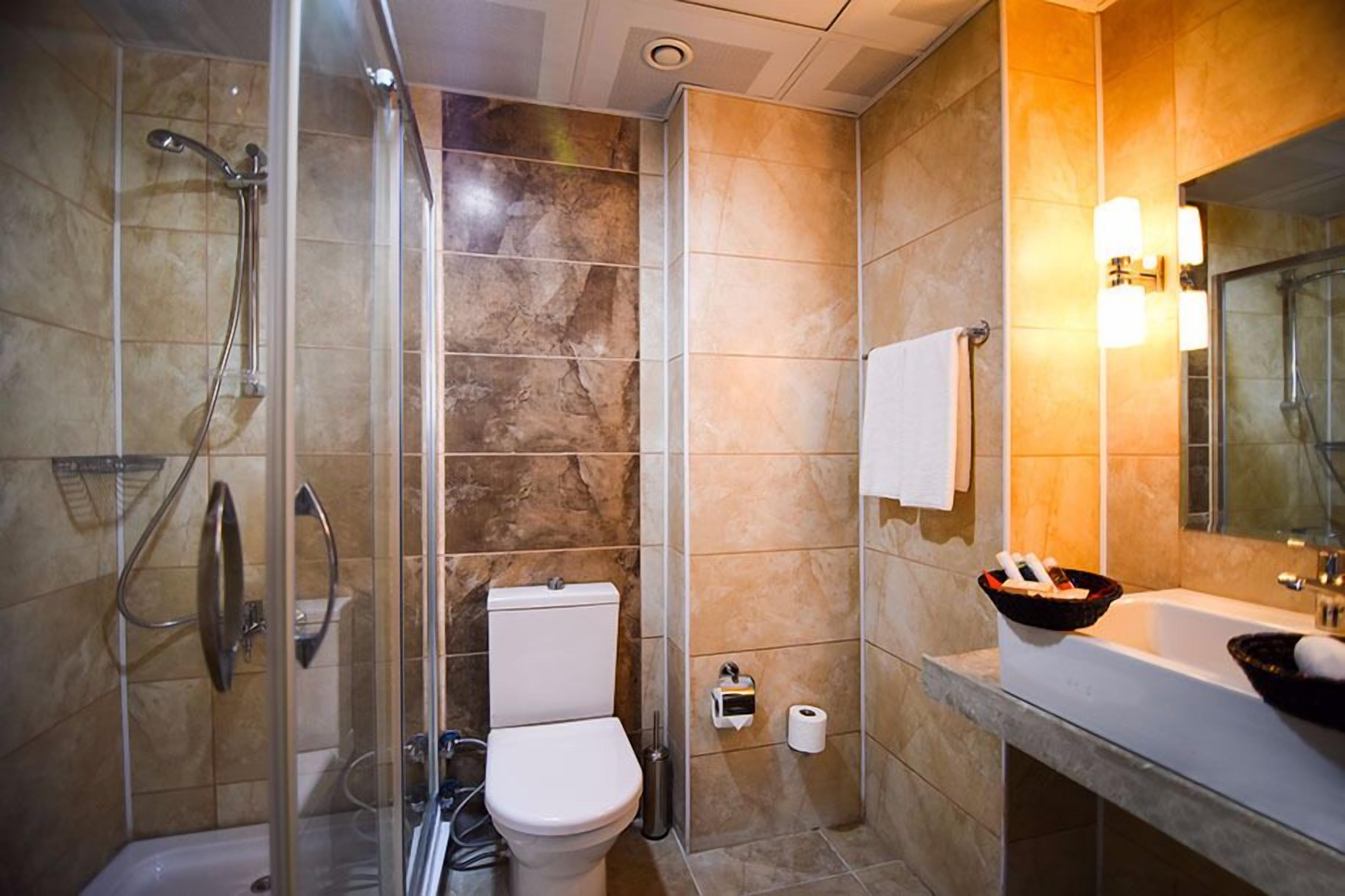 shower, hydromassage showerhead, free toiletries, hair dryer