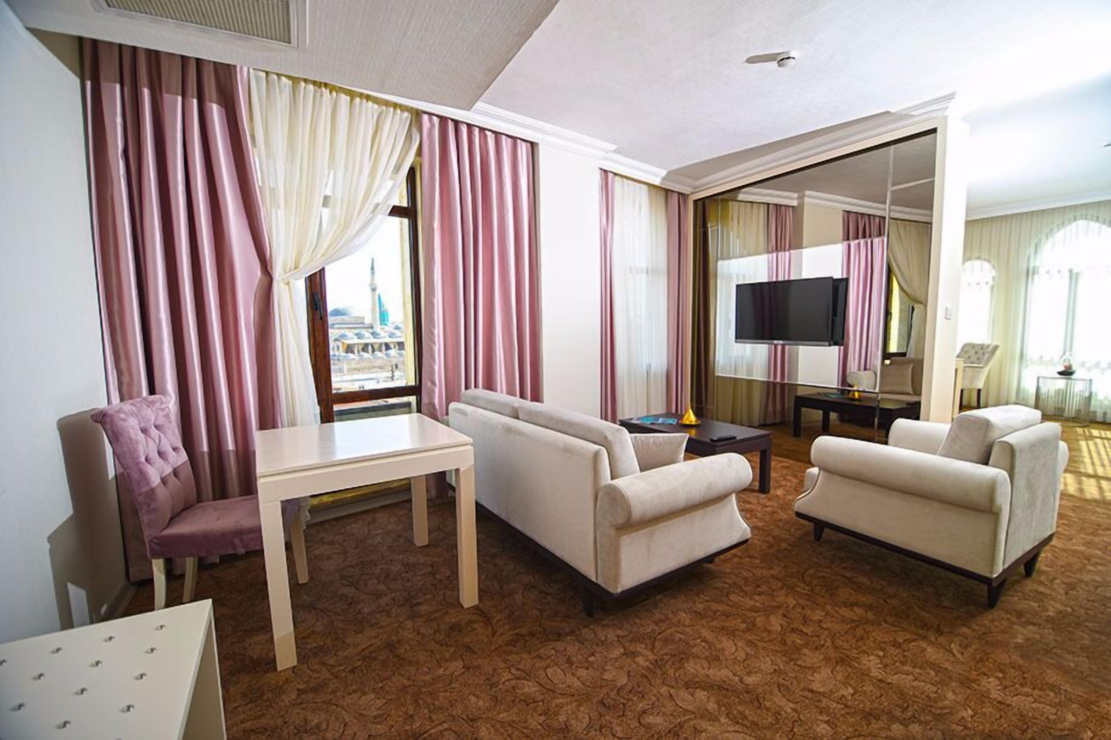 suite | living area | lcd tv
