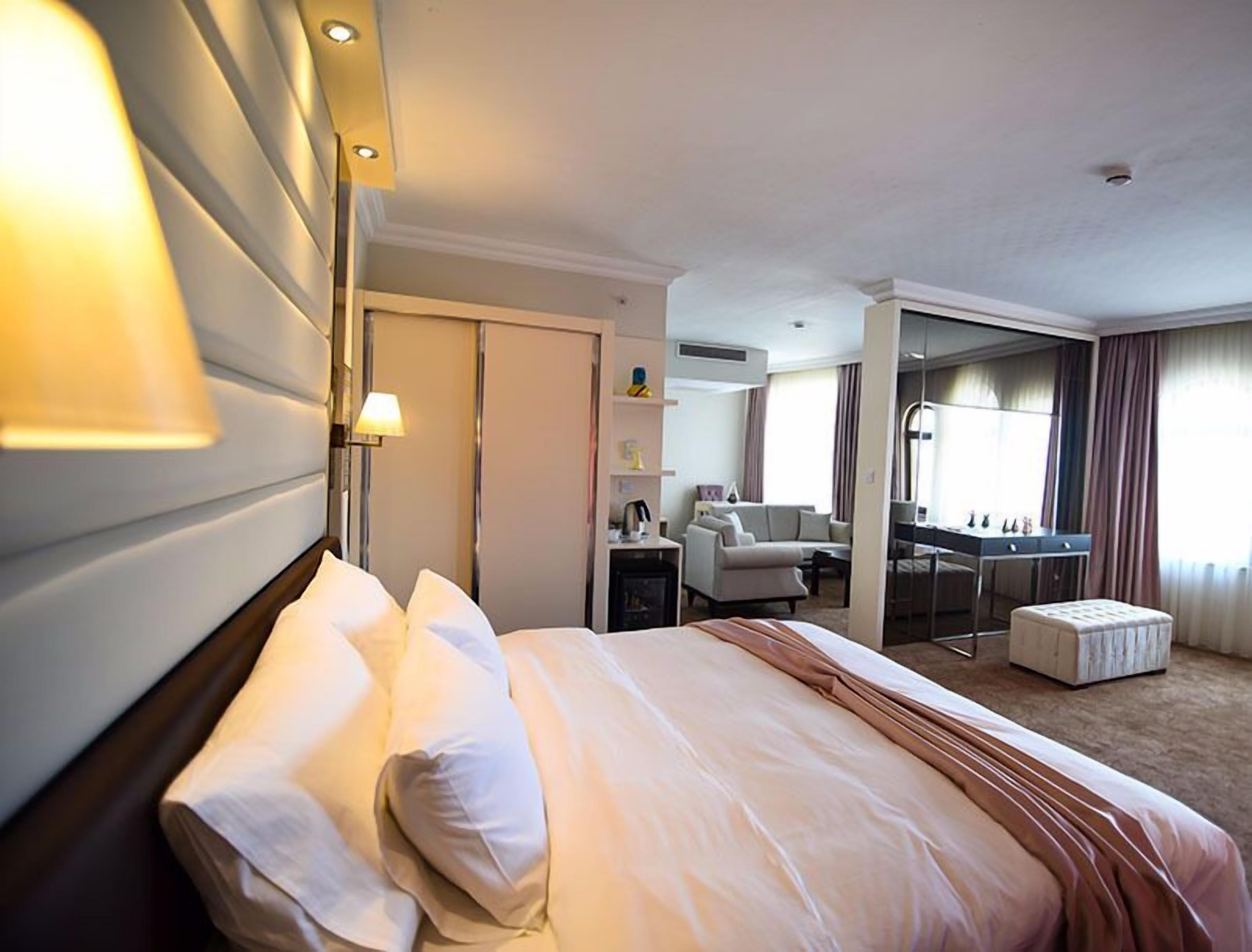 suite | minibar, in-room safe, desk, soundproofing