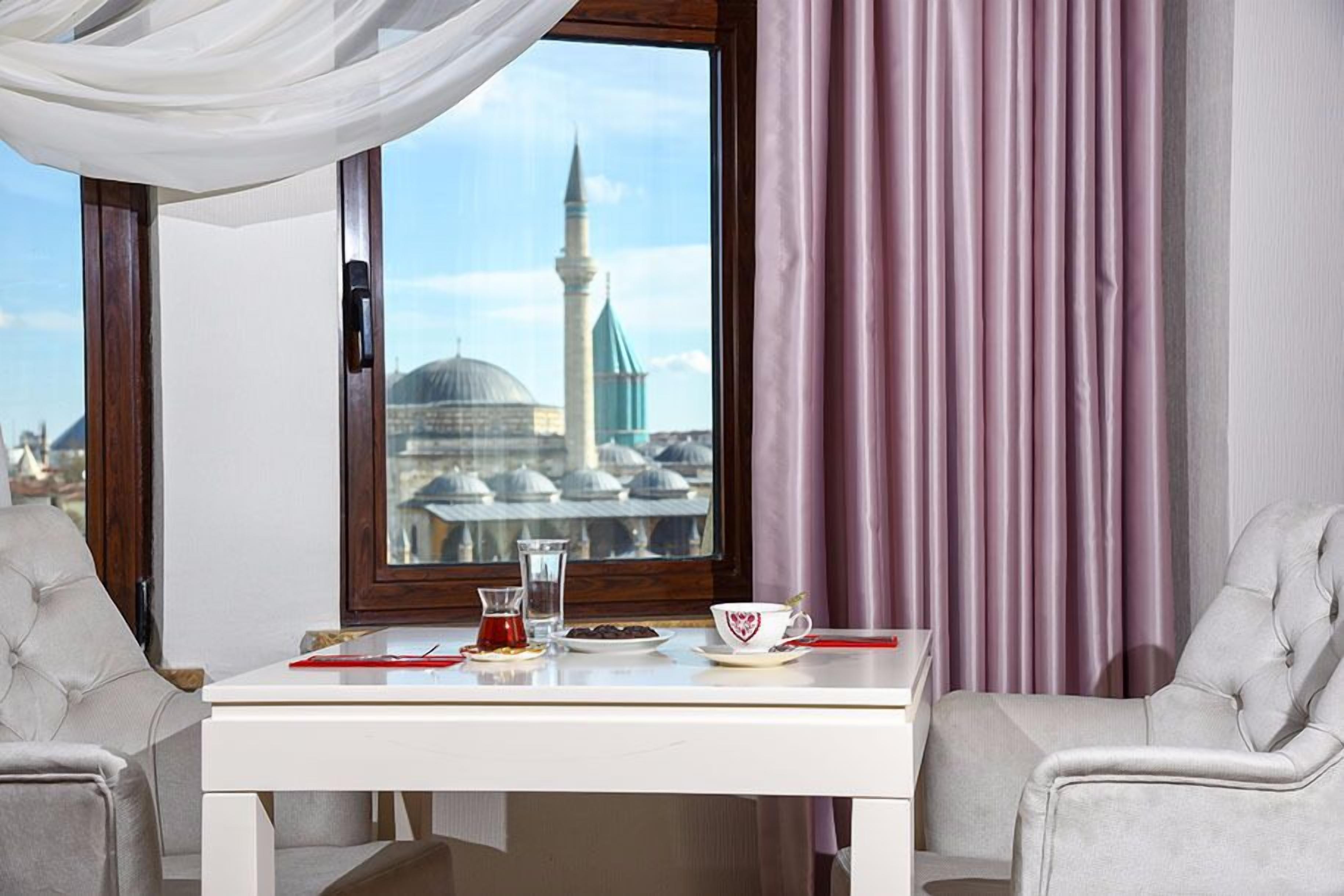 suite | living area | lcd tv