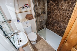 Habitación doble Deluxe, baño privado | Baño | Amenidades de baño gratuitas, secadora de cabello, toallas