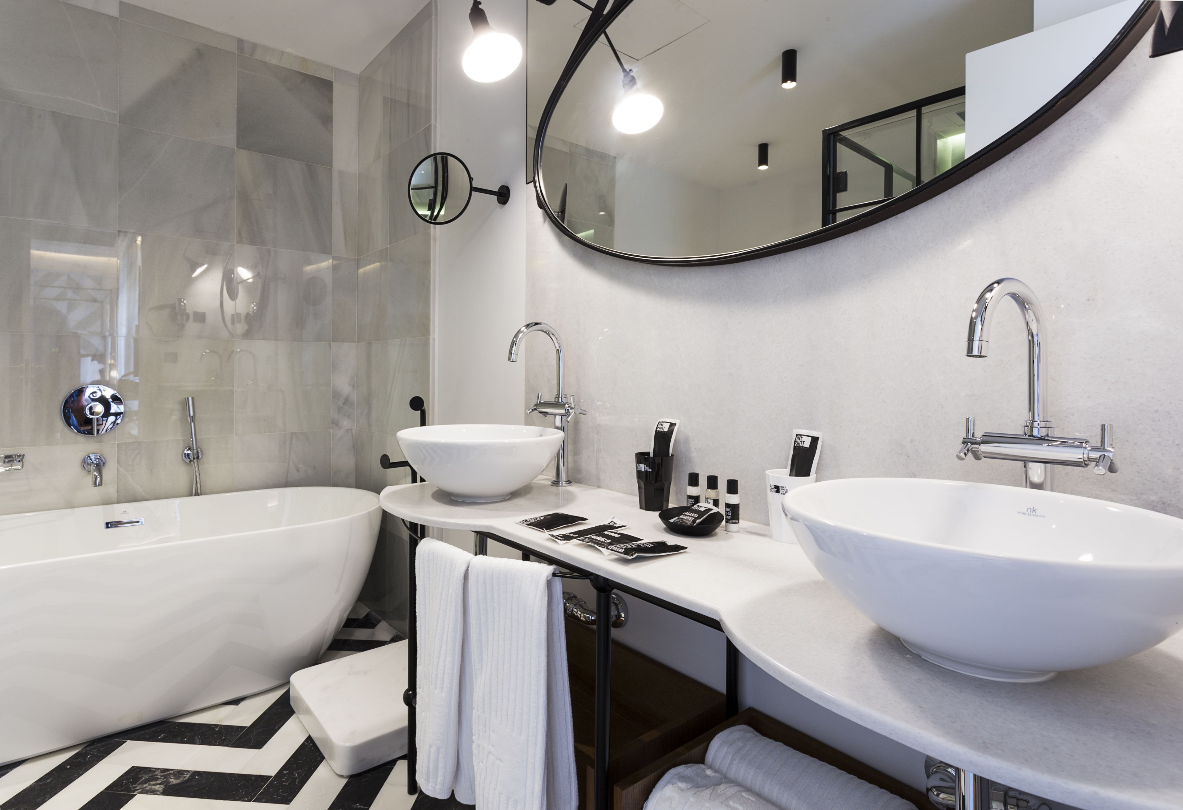 Suite | Badkamer | Gratis toiletartikelen, een haardroger, handdoeken