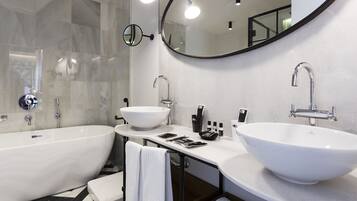 Suite | Badkamer | Gratis toiletartikelen, een haardroger, handdoeken