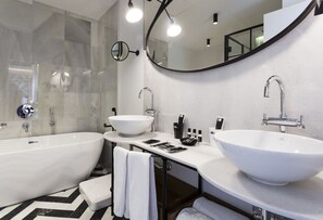 Suite | Baño | Artículos de higiene personal gratuitos, secador de pelo y toallas