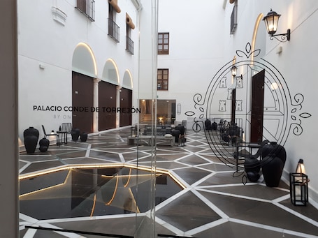 Courtyard. One Shot Conde Torrejón