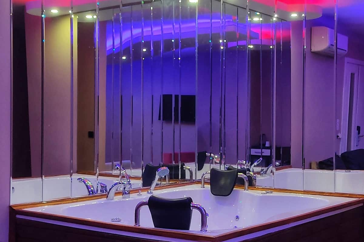 jakuzili bahce kati deluxe oda | bathroom | shower, free toiletries, hair dryer, slippers