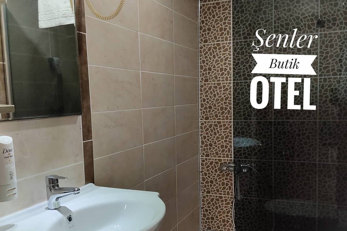 standard  room | bathroom | shower, free toiletries, hair dryer, slippers