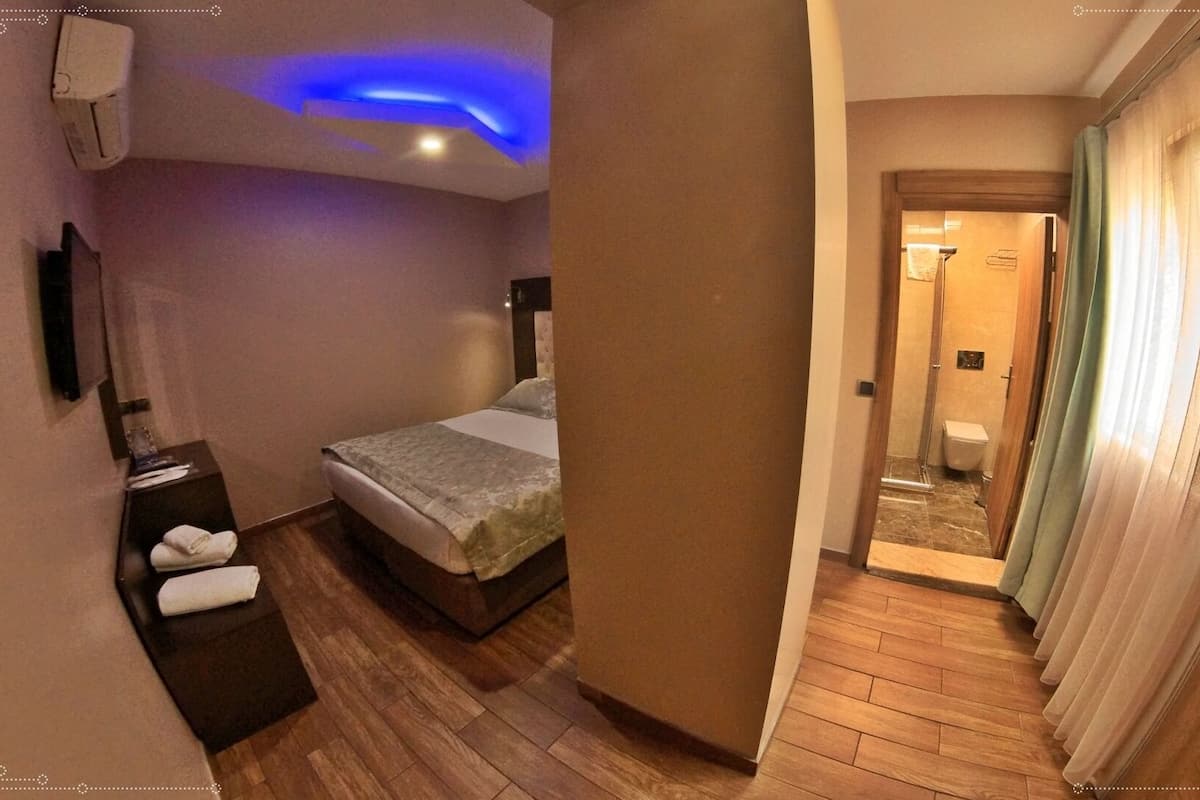 Economy-Doppelzimmer, 1 Queen-Bett, Erdgeschoss | Schallisolierte Zimmer, kostenloses WLAN, Bettwäsche