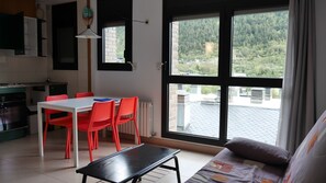 Apartment, 1 Schlafzimmer, Bergblick | Wohnzimmer | Flachbildfernseher