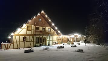 Fassade der Unterkunft – Abend/Nacht