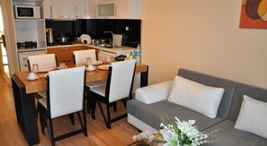 Apartamento, 2 habitaciones | Zona de estar | Una televisión LCD