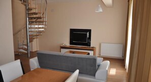 Departamento, 2 habitaciones | Área de sala de estar | Televisión LCD 