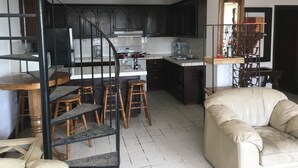 Casa, 2 habitaciones | Cocina privada | Refrigerador con congelador, microondas y parrilla de estufa 
