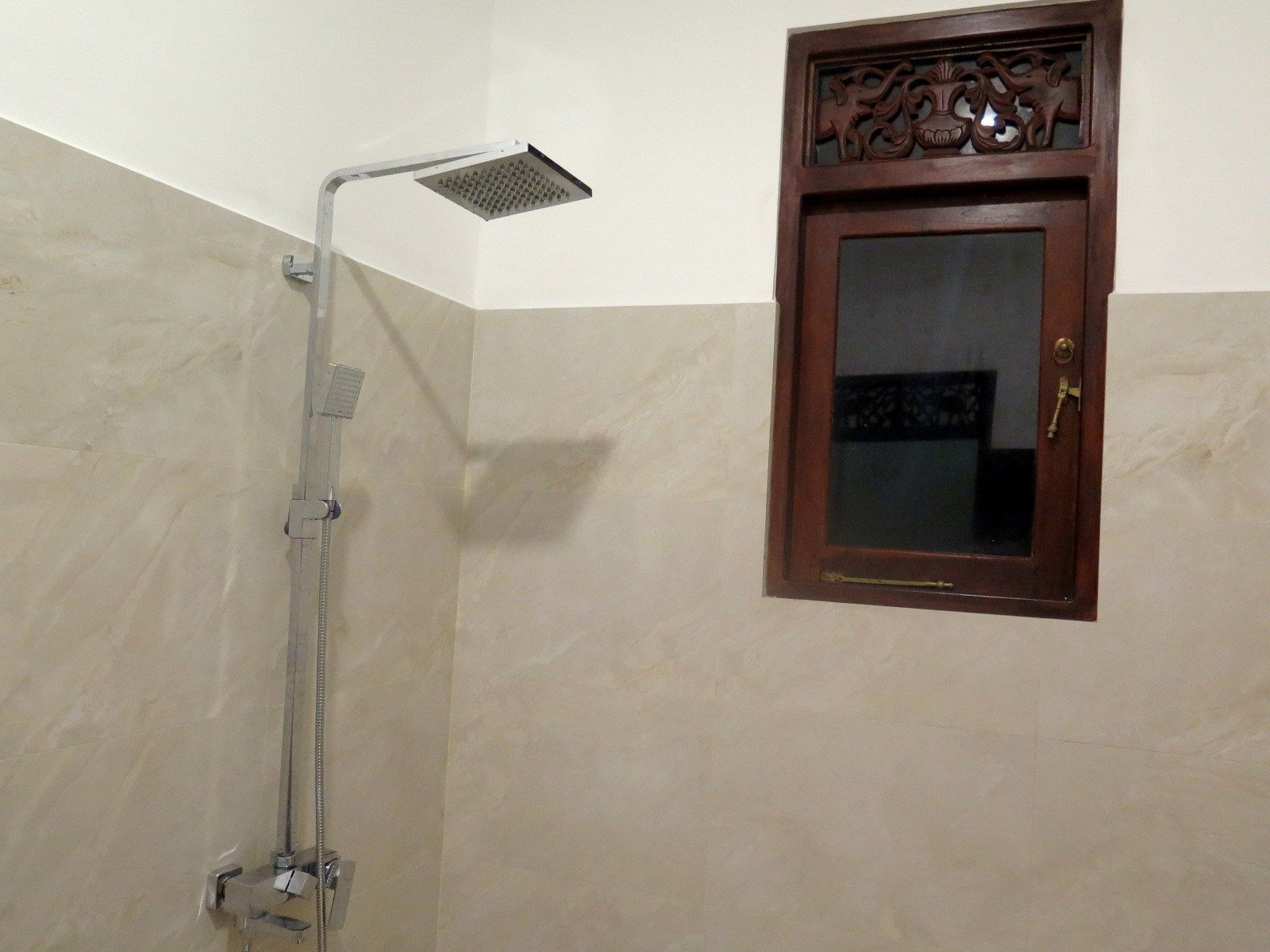 الدش داخل الحمام