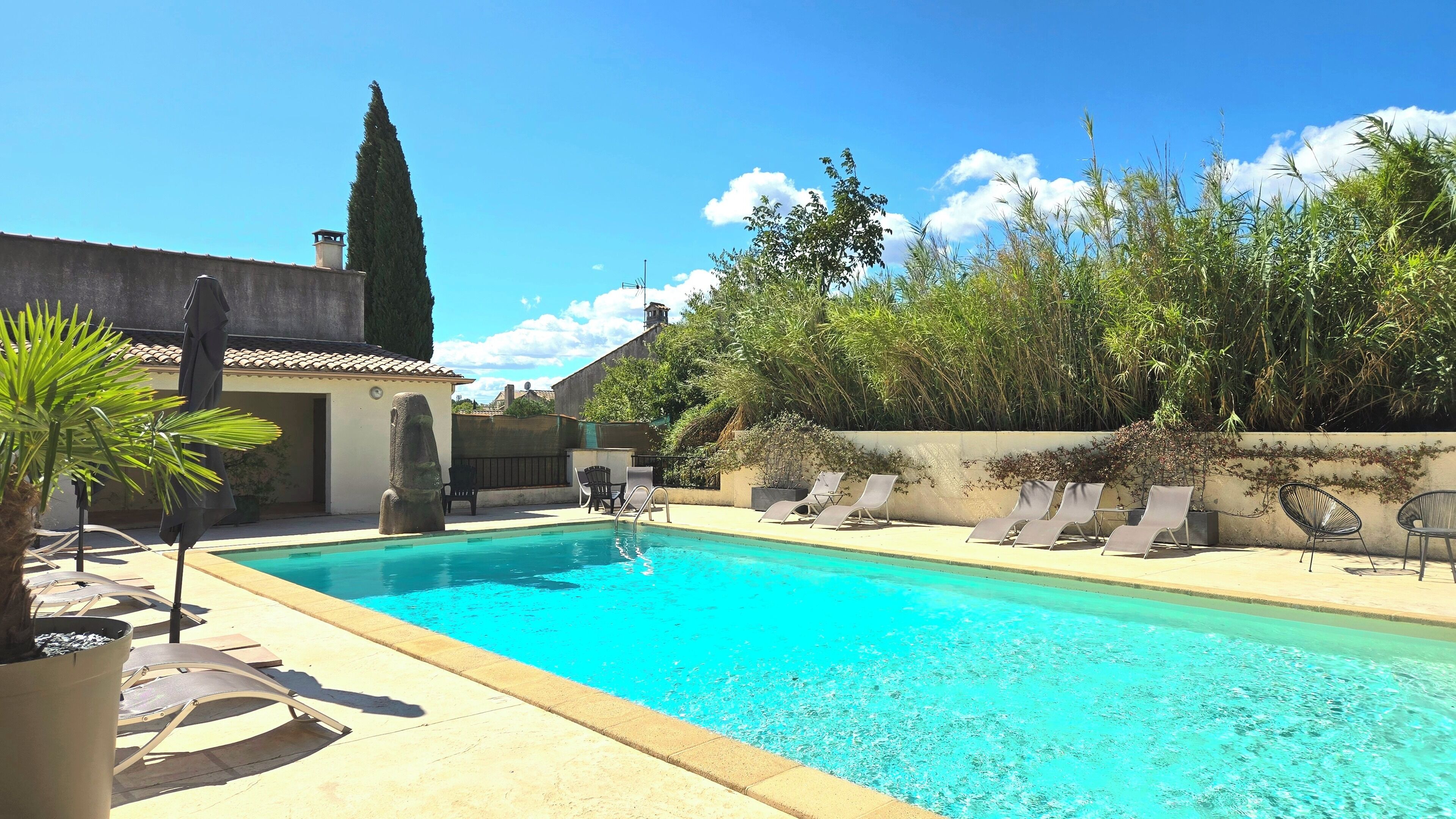 premium bedding, in-room safe, desk, laptop workspace