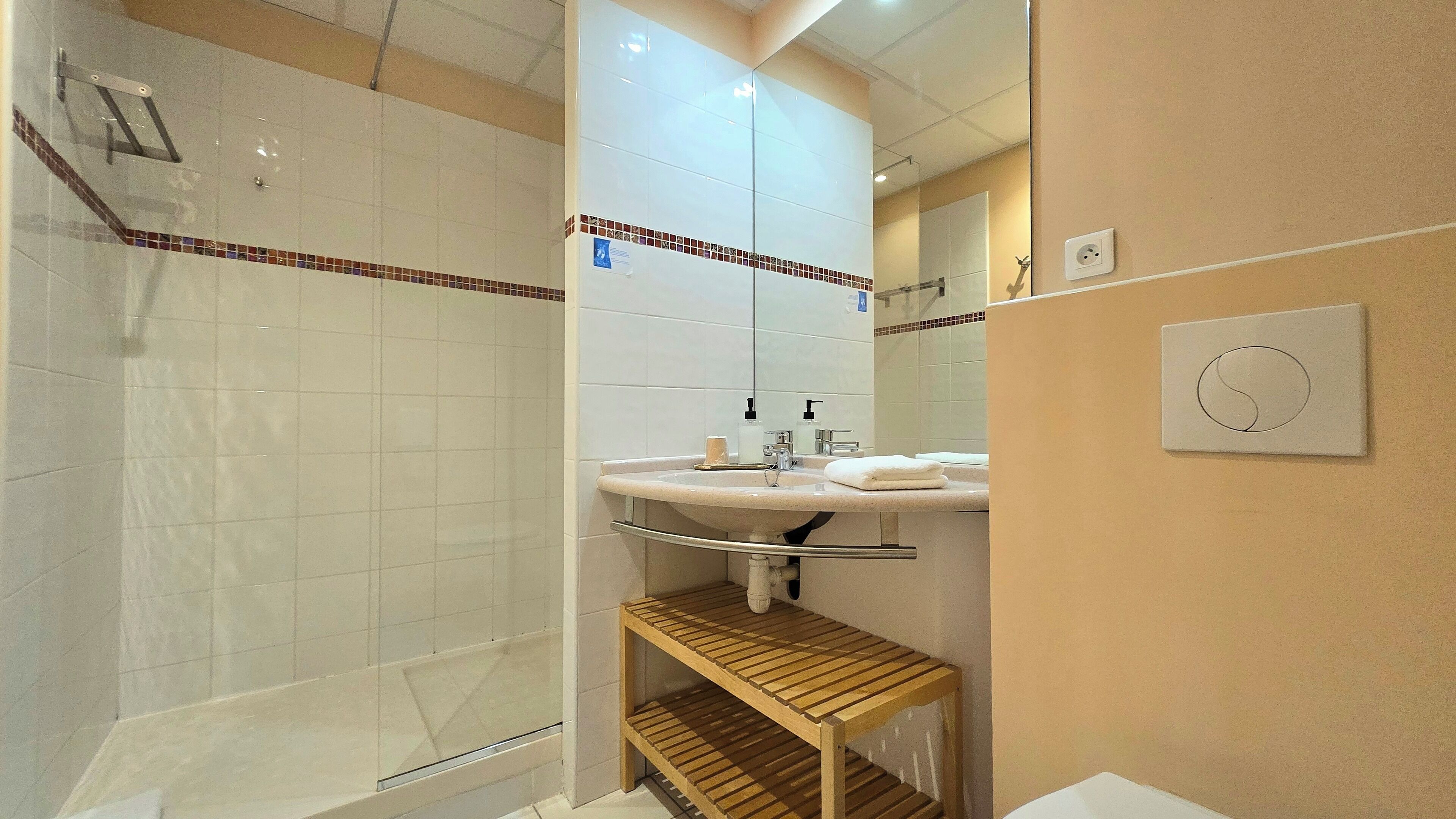 comfort twin room | bathroom | free toiletries, hair dryer, towels