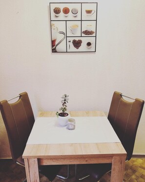 Großer Kühlschrank, Mikrowelle, Ofen