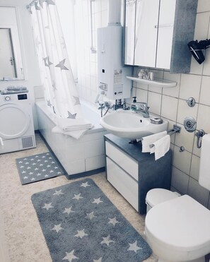 Dusche, Haartrockner, Handtücher