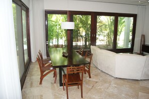 Departamento romántico, 1 habitación, vista a la alberca | Servicio a la habitación