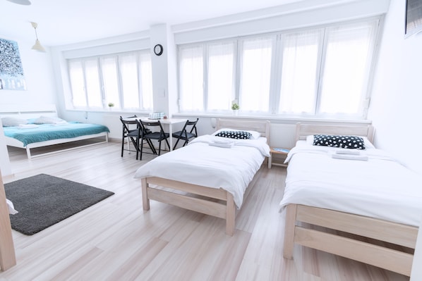Suite familiar, baño privado | Caja fuerte, escritorio, sistema de insonorización y wifi gratis