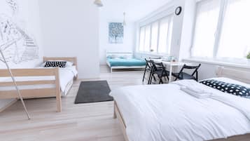 Suite familiar, baño privado | Caja de seguridad en la habitación, escritorio y insonorización