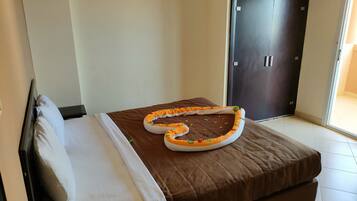 2 chambres, minibar, rideaux occultants, draps fournis