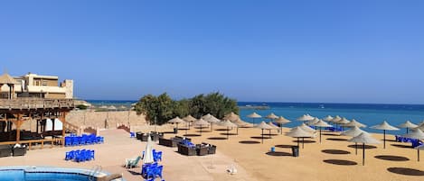 Plage privée, chaises longues, parasols, serviettes de plage