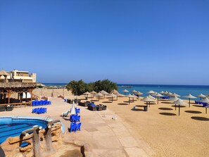 Private beach, sun-loungers, beach umbrellas, beach towels - Alhayat Ain El Sokhna (Ataqah)