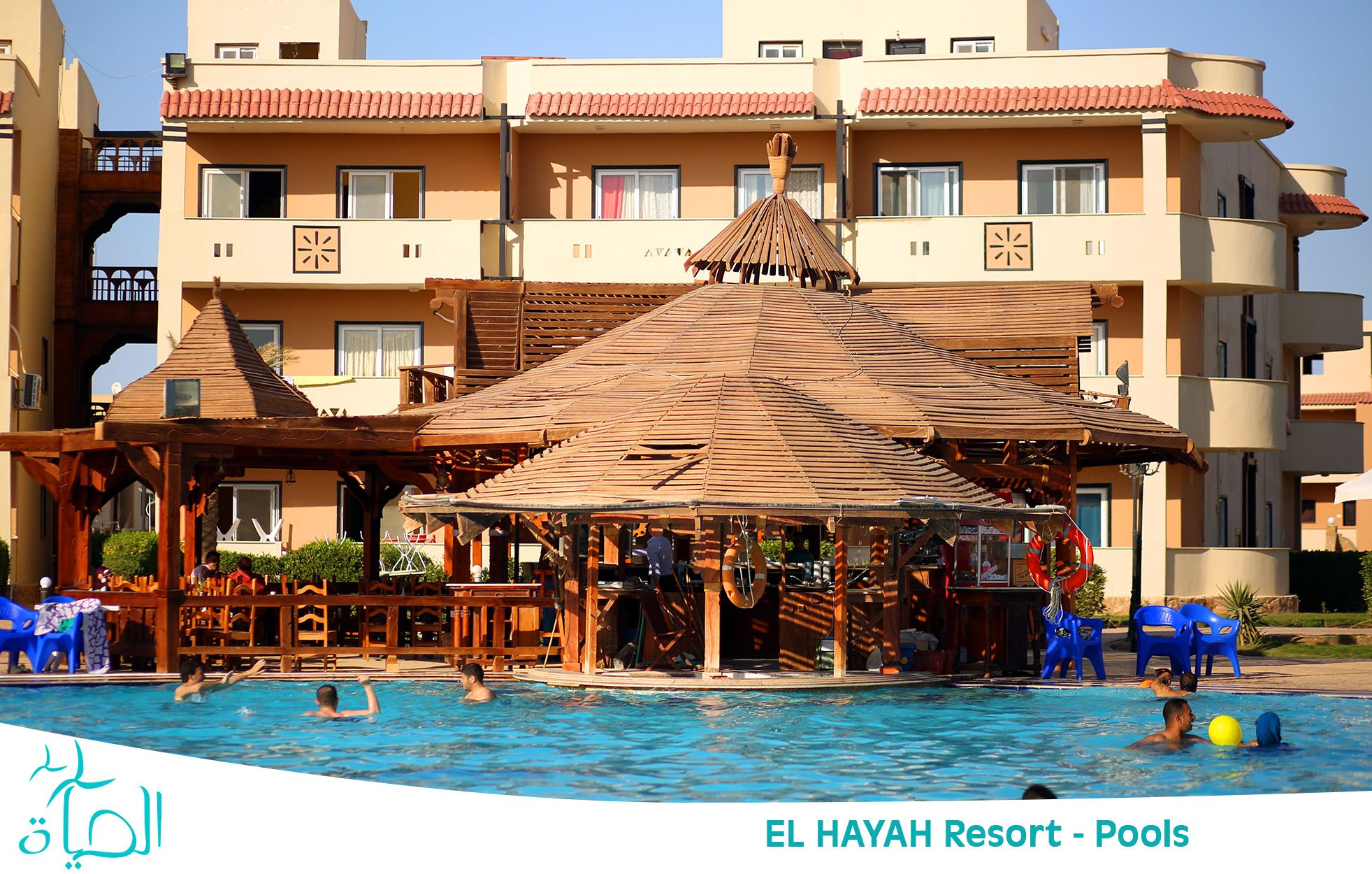 3 piscinas externas, funciona das 9h às 18h, espreguiçadeiras