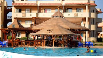 3 piscinas externas, funciona das 9h às 18h, espreguiçadeiras