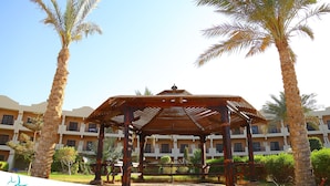 A gazebo in a garden at El Hayah Resort. - Alhayat Ain El Sokhna (Ataqah)