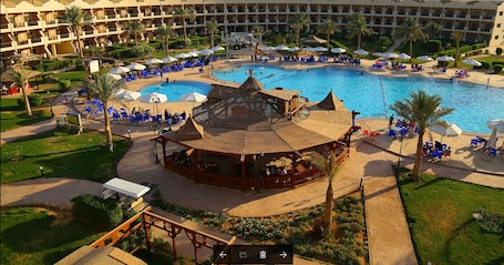 3 outdoor pools, open 9:00 AM to 6:00 PM, pool loungers. Alhayat Ain El Sokhna