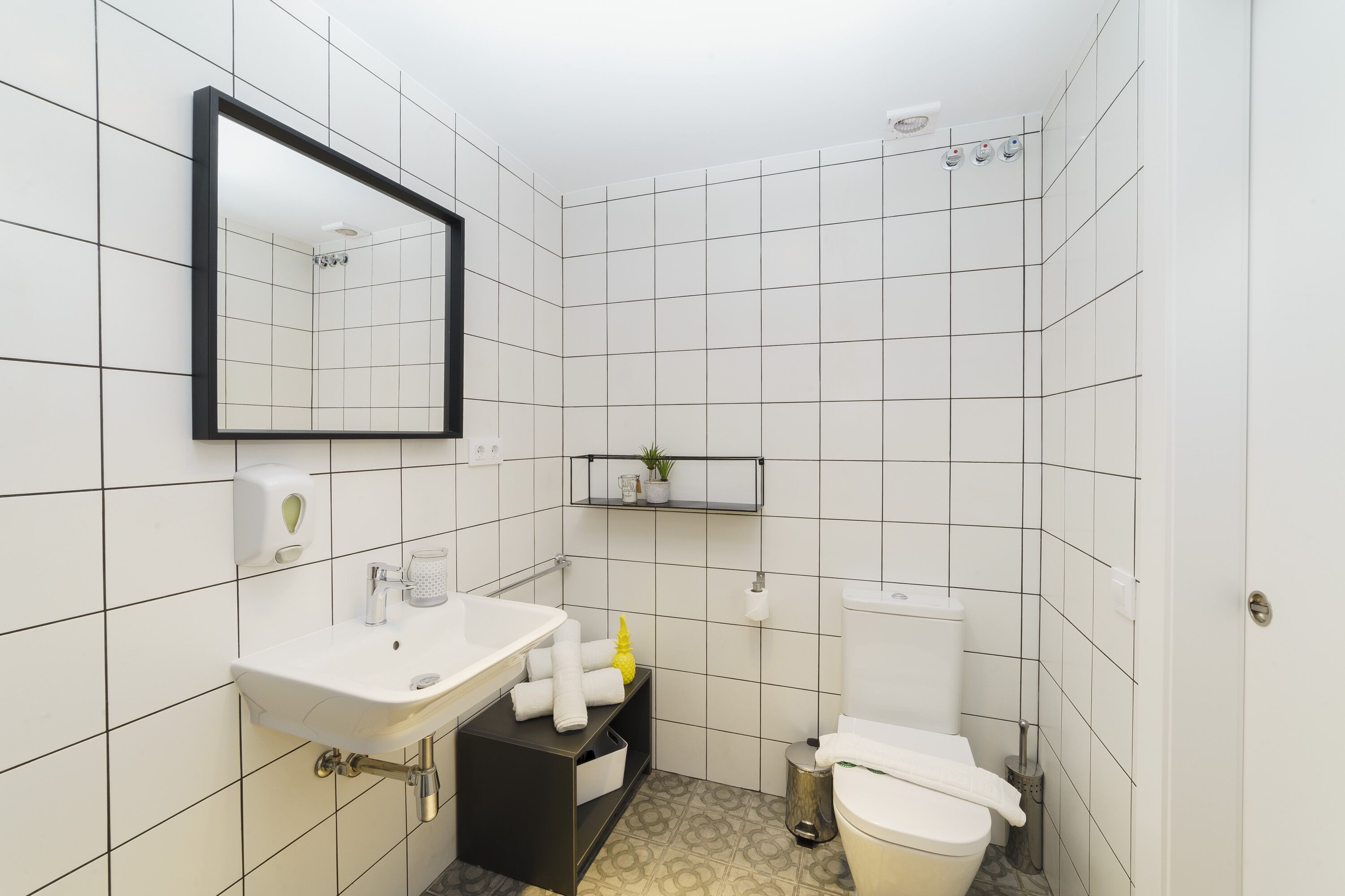 Double Room, 1 Double Bed | Bathroom | Shower, free toiletries, hair dryer, towels