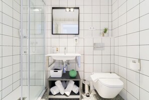 Chuveiro, produtos de toalete grátis