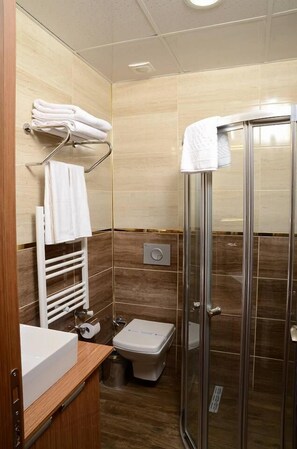 Standard Suite, 1 Bedroom | Bathroom