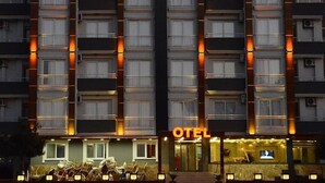 Un hotel de varios pisos con un letrero llamativo que dice 'Suit Hotel'.