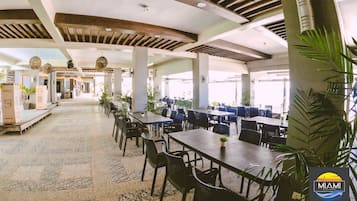 供应早餐、午餐和晚餐,地方菜
